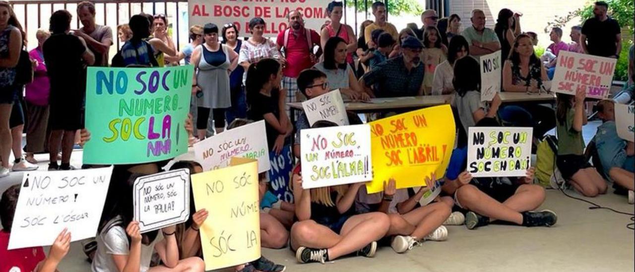 Famílies i alumnes, en la protesta convocada ahir. | TERESA CÍVICO