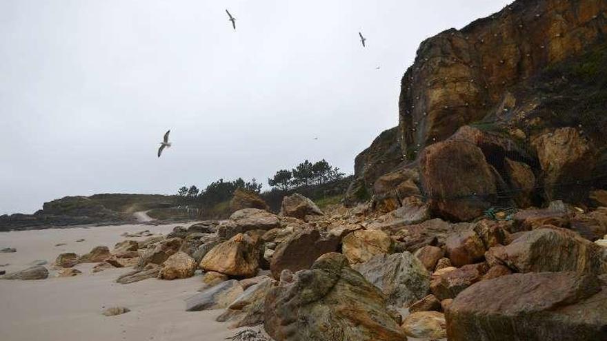 Las rocas quedaron a la vista en Paxariñas tras el temporal. // G. Santos