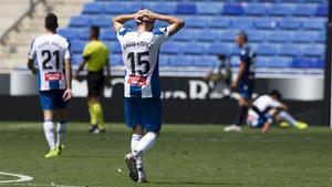 David López, en primer plano, se lamenta por la derrota del Espanyol. 