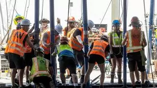 La gran carpa del Circo del Sol ya toca el cielo de Alicante con el trabajo de un centenar de trabajadores locales