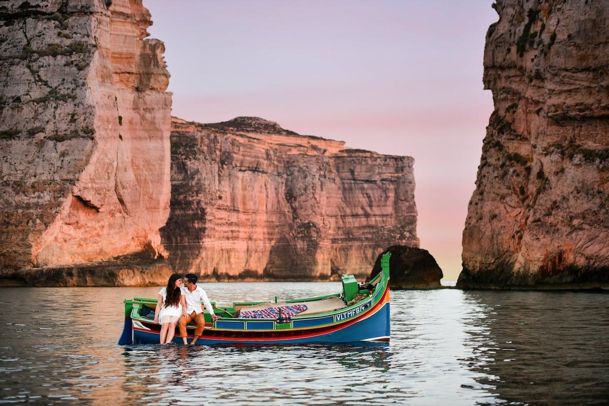 Barca en las aguas de Malta