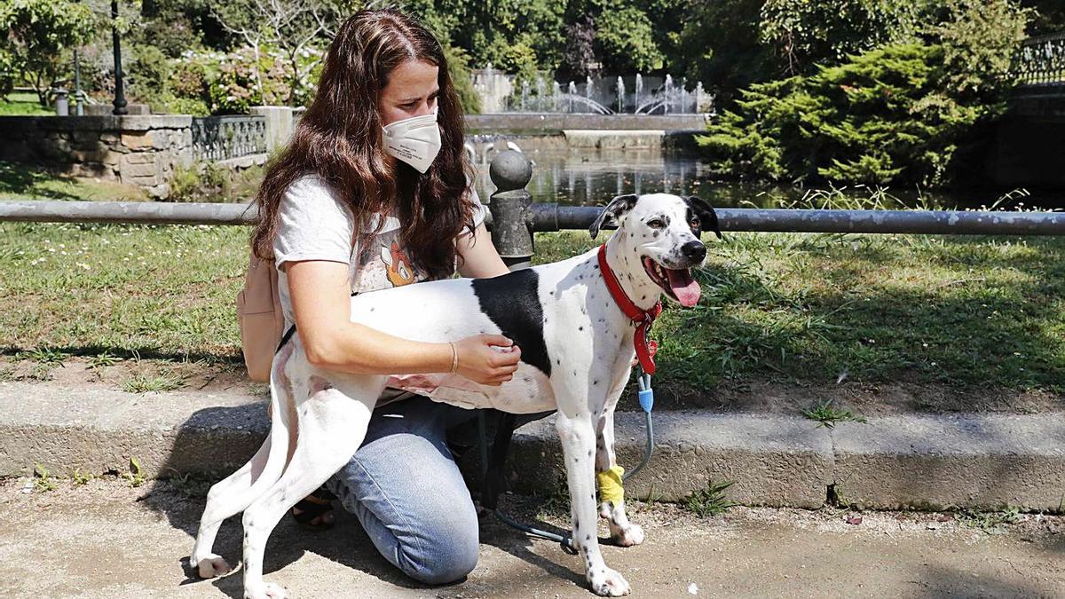 Sheila Pérez y su perra Dana, que ingirió veneno, en el parque de Castrelos. 