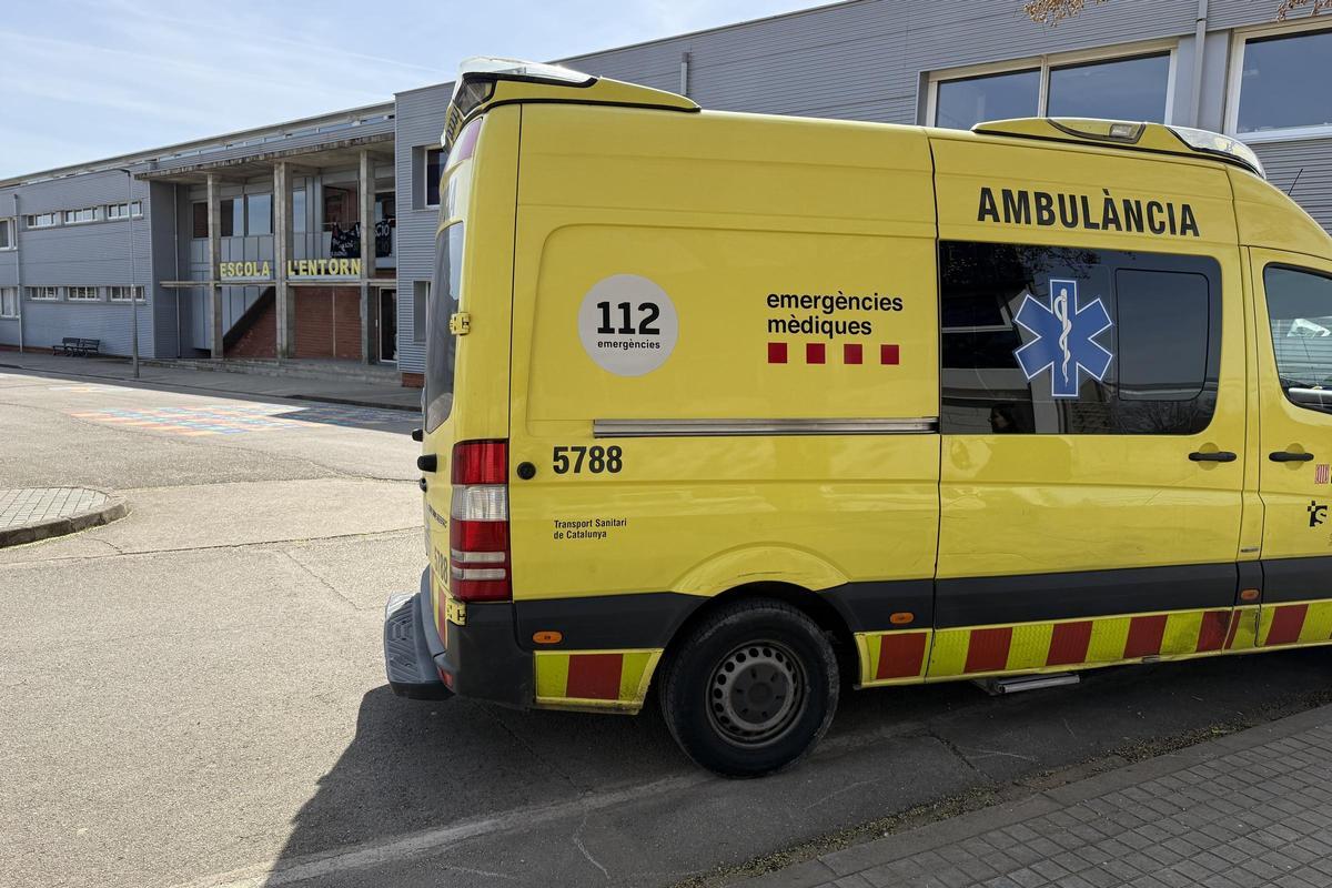 Una ambulància davant de l’escola l'Entorn de Porqueres, on ha tingut lloc l'explosió.