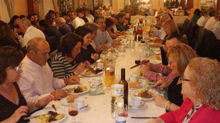 Un momento de la cena benéfica del comedor social. // Santos Álvarez