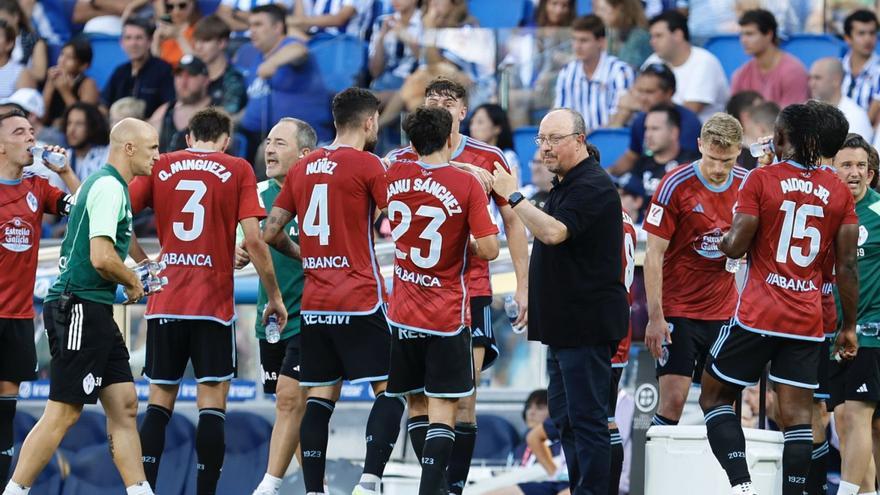 Rafa Benítez da instrucciones a sus jugadores durante la pausa de hidratación en el partido disputado contra la Real Sociedad. |  // LOF