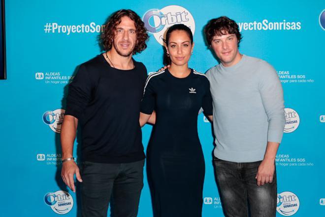 Carles Puyol , Jordi Cruz e Hiba Abouk en Proyecto Sonrisas