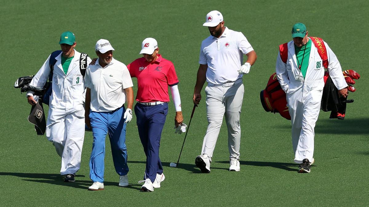 Olazábal, García y Rahm, con dos de sus caddies, durante el recorrido del campo.