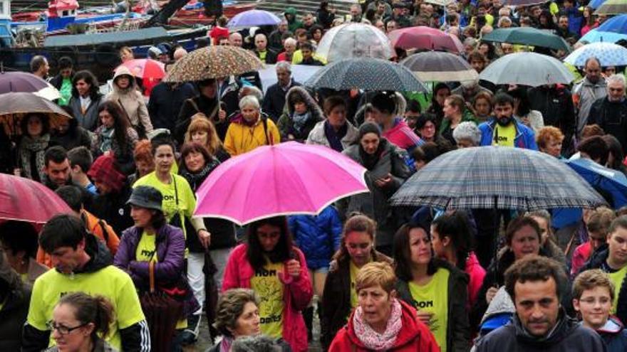 Cerca de un millar de personas desafiaron la lluvia para concentrarse en defensa del director del IES de A Illa, Alfonso Malvido.  // Iñaki Abella