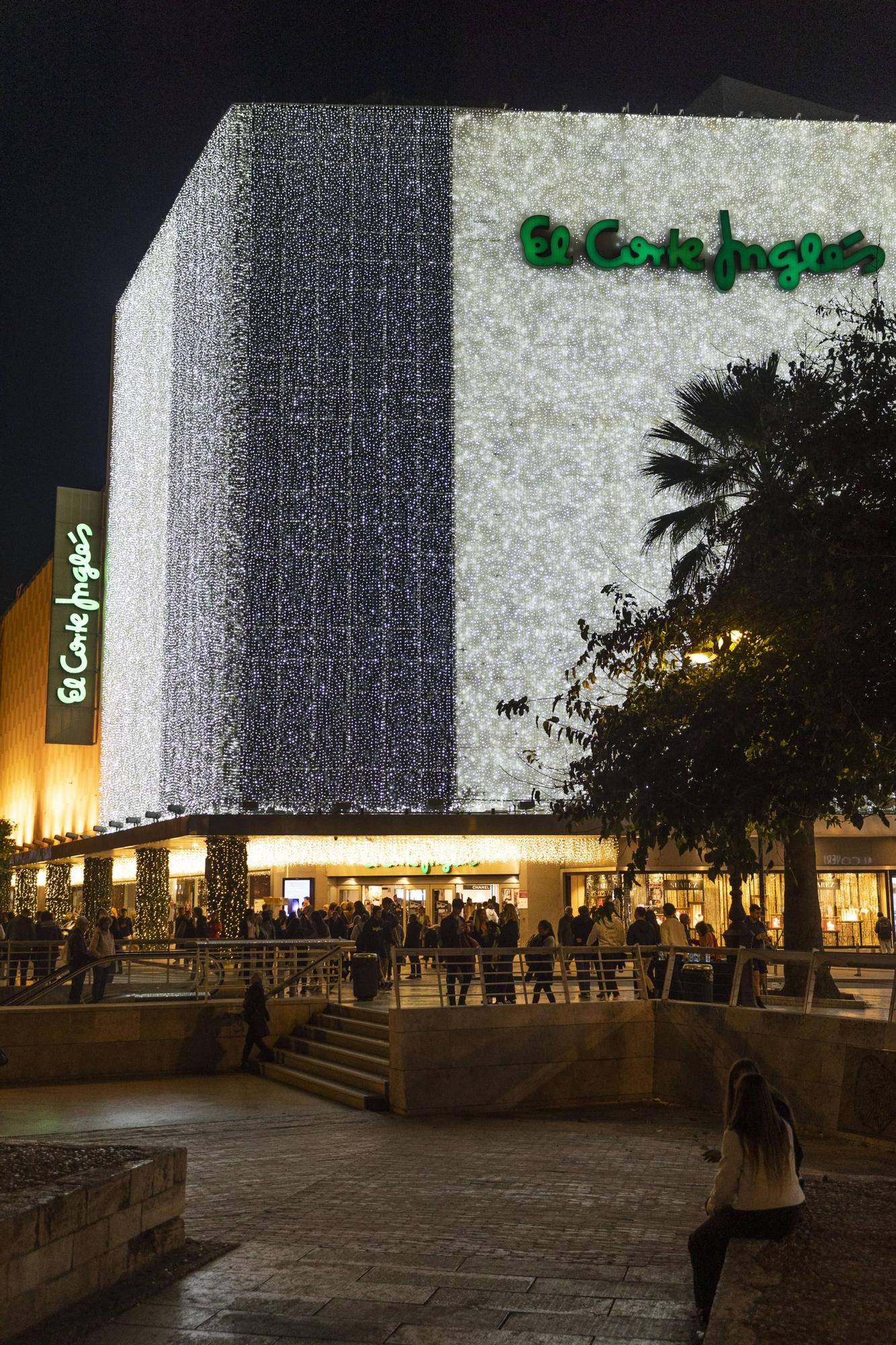 Nuevo Centro inaugura las luces de Navidad en clave fallera