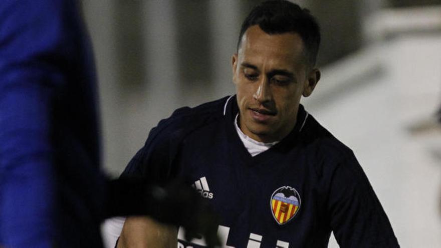 Orellana sale del Valencia CF en enero.