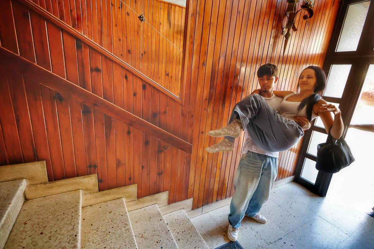 Christian sube a diario a su madre, Susana, para sortear los ocho escalones de la entrada.