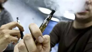 El aumento de jóvenes que vapean en los institutos de la provincia de Alicante pone en alerta a los profesores