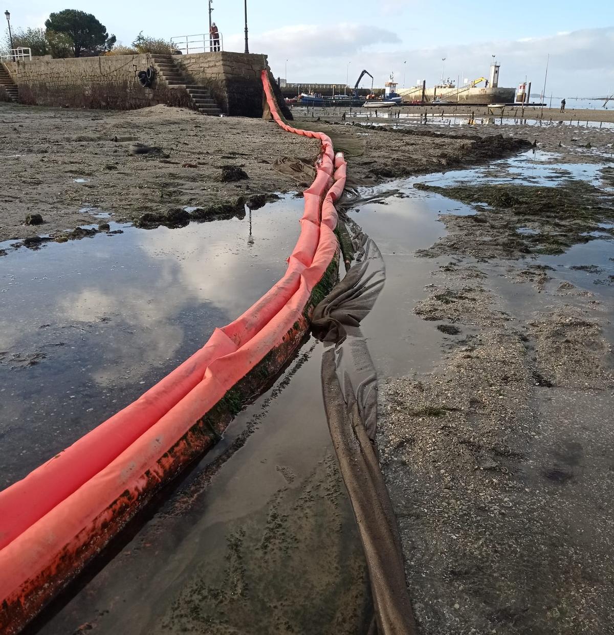 Las barreras anticontaminación situadas entre el muelle viejo y una de las rampas.