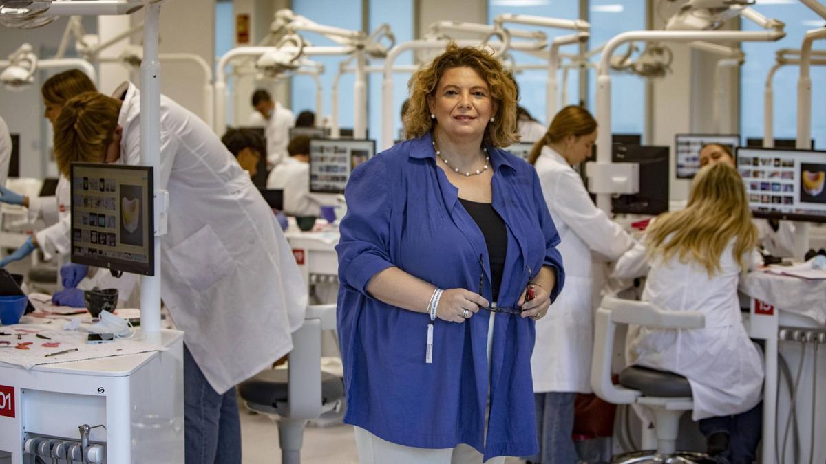 La rectora de la Universidad Europea de València, Rosa Sanchidrián, en el laboratorio de Odontología de la UEV.