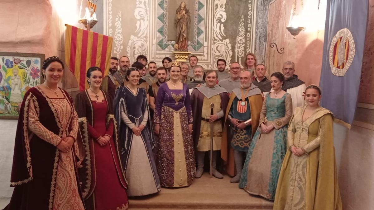 Na Violant, i les dones, amb els nous cavallers.