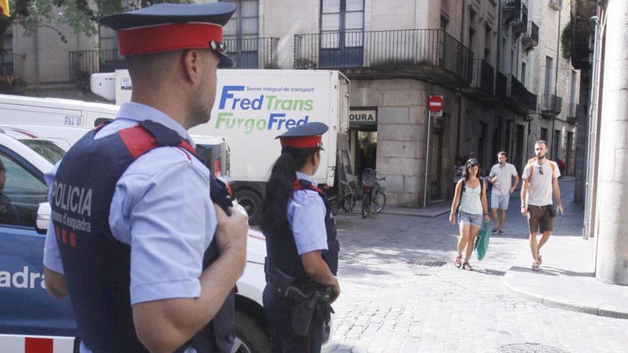 Dos agents de Mossos patrulllant al barri vell de Girona.