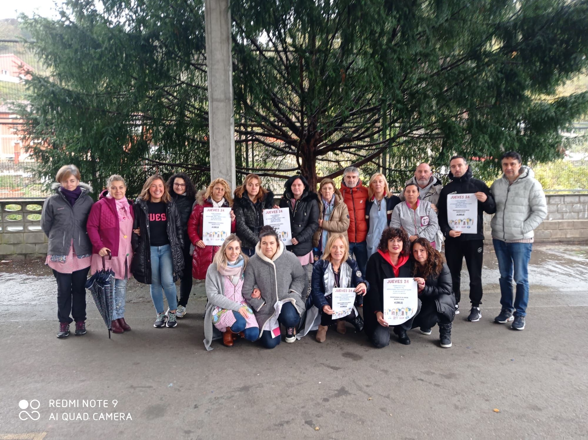 EN IMÁGENES: Decenas de profesores se manifiestan en Asturias contra la LOMLOE