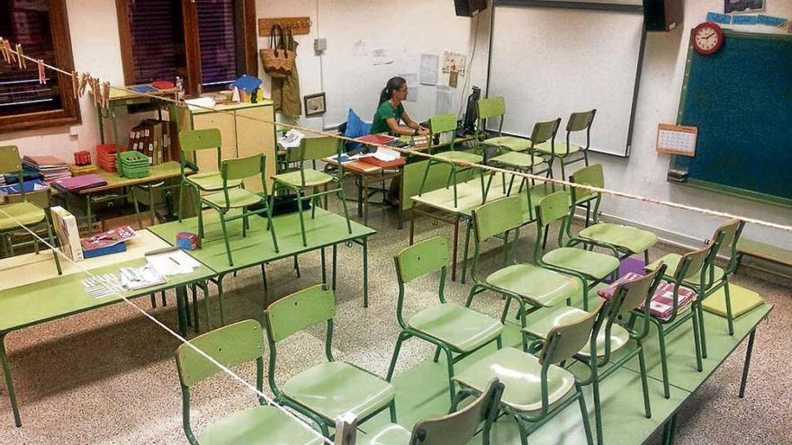 Dos décadas de aulas prefabricadas, protestas constantes y reuniones tensas