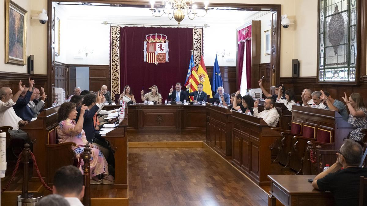 Momento de la votación de la declaración institucional, que recibió el apoyo de toda la corporación.
