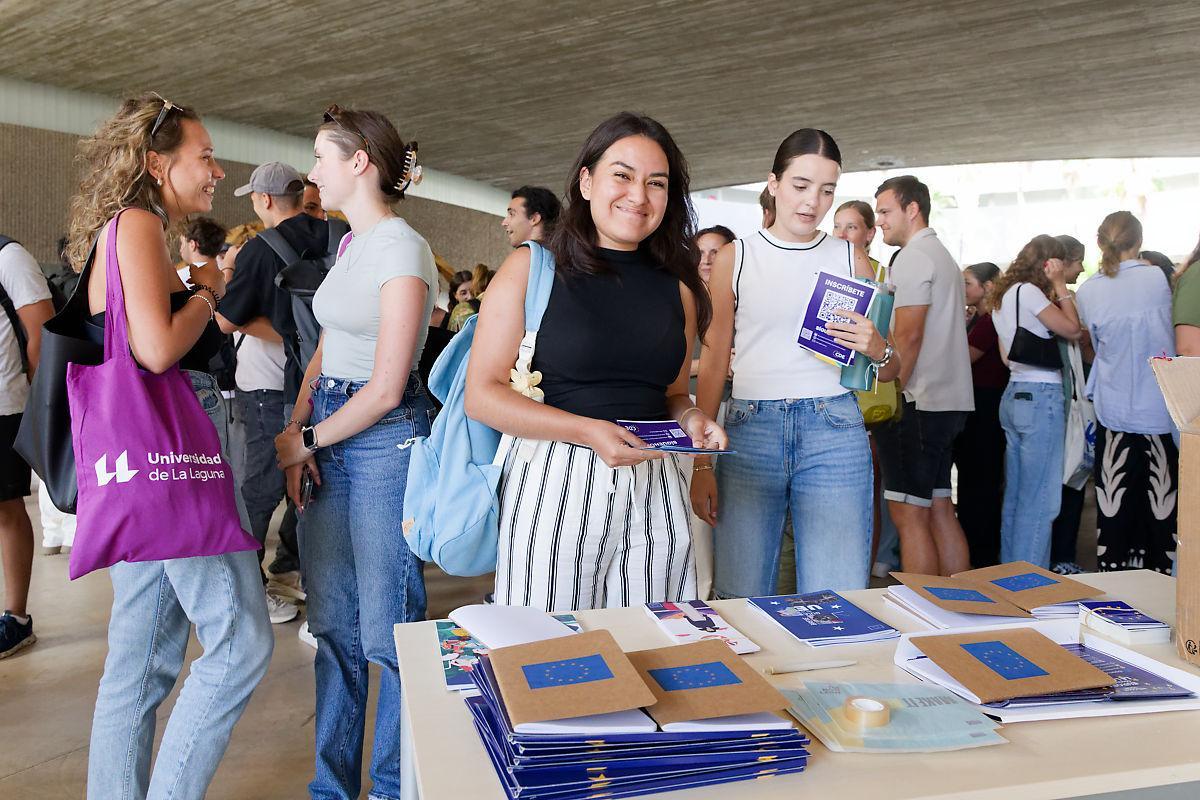 Imagen del acto de bienvenida al alumnado que vino durante el curso completo o el primer cuatrimestre, celebrado en septiembre de 2025 también en la Facultad de Bellas Artes.
