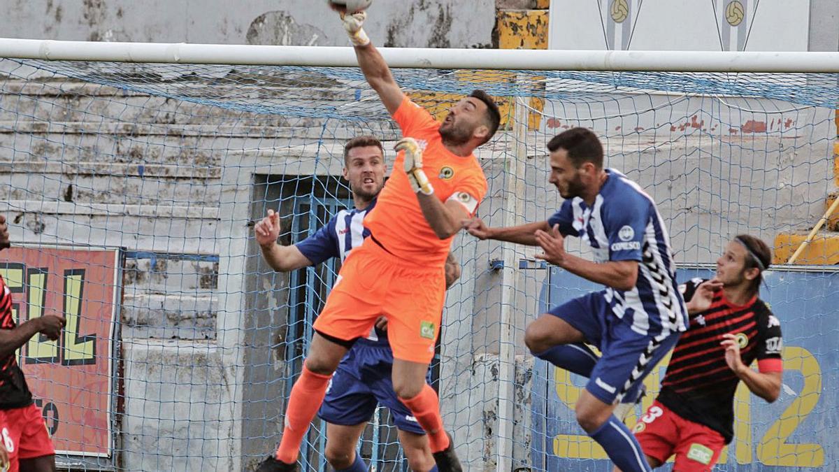 Falcón realiza una intervención en el partido ante el Alcoyano. |