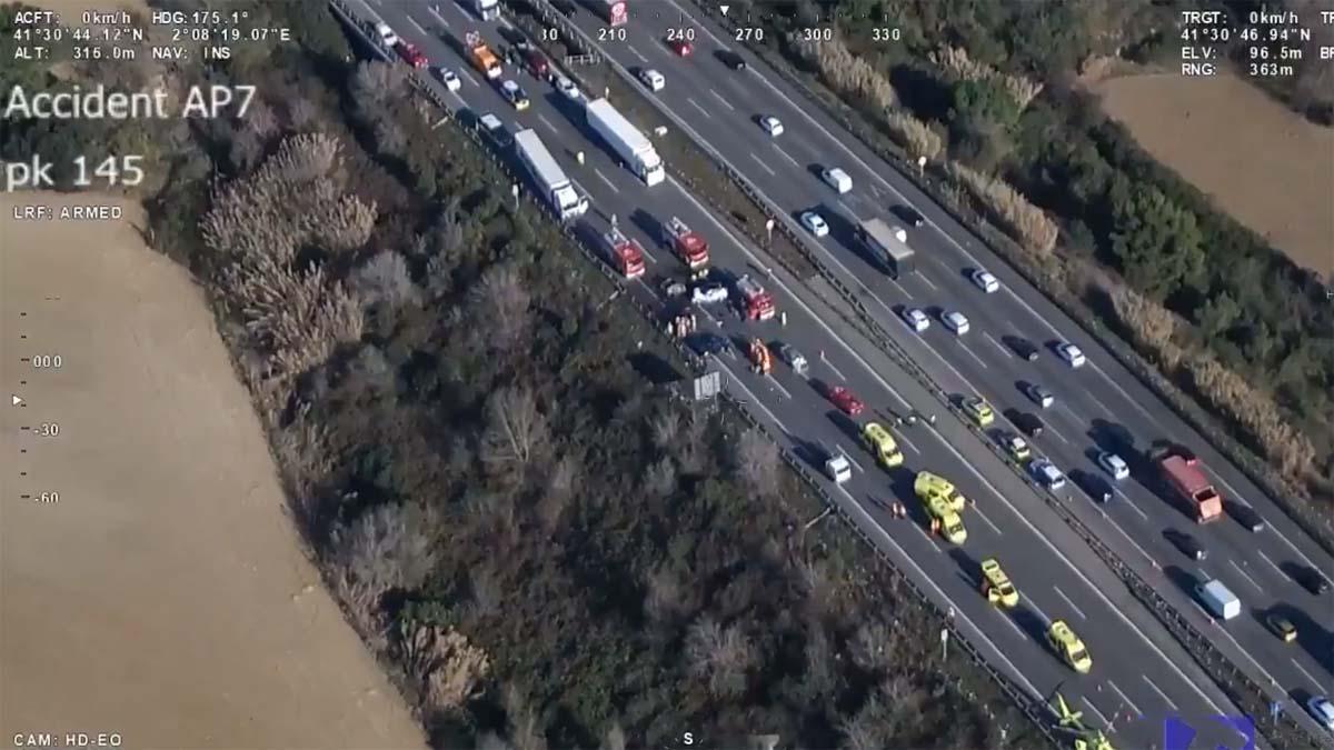 Imagen aérea de Trànsit del accidente del pasado lunes en el que perdieron la vida tres personas en la AP7 a la altura de Barberà del Vallès