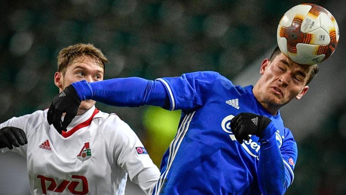 benjami Verbic cabecea un balón en el partido de Europa League frente al Lokomotiv de Moscú