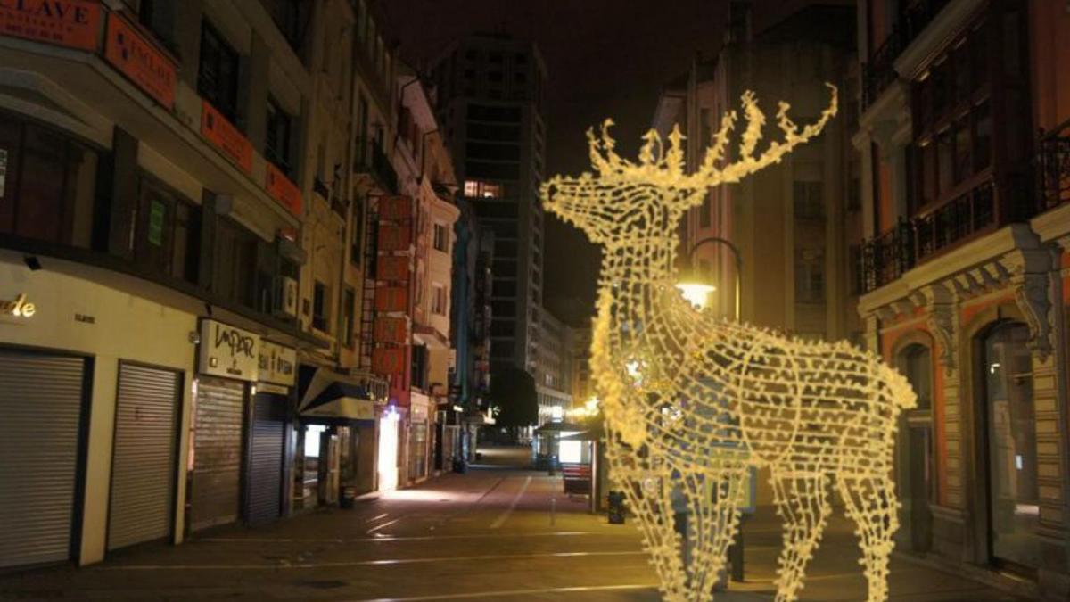 Por la izquierda, las recreaciones de la iluminación de la calle Palacio Valdés, la plaza de la Poesía del Vasco y el techo de luz de la calle Cimadevilla. | LNE