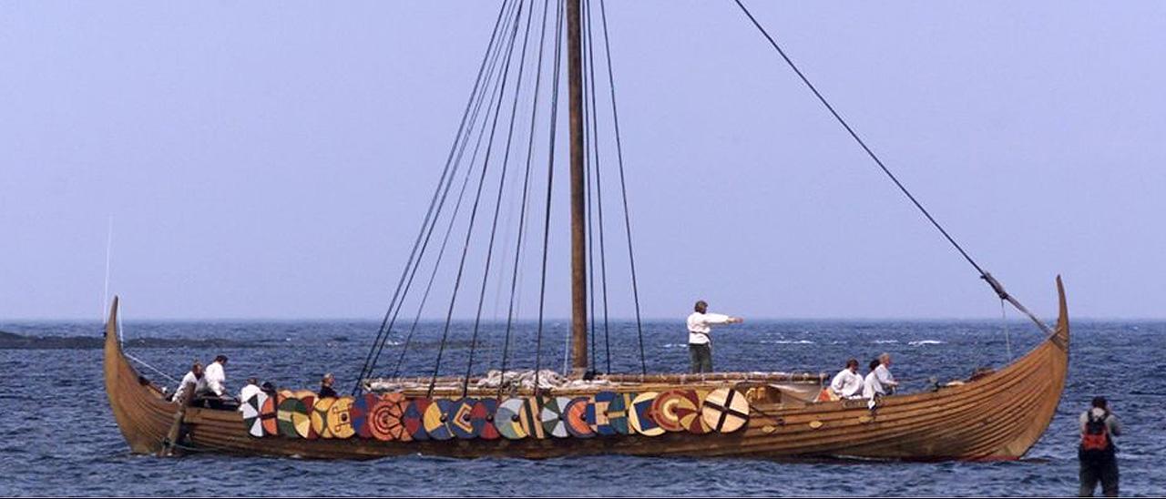 Réplica de una nave vikinga llegando al campamento de L’Anse aux Meadows, en Canadá.