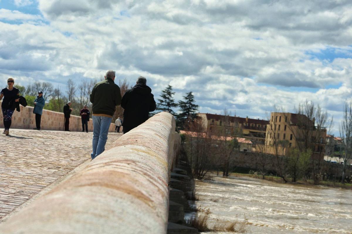 Varias personas recorren el viaducto románico e inmortalizan el momento.