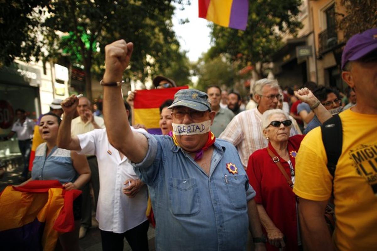 Un grup de persones es manifesten a favor de la República i en contra de la Monarquia al centre de Madrid.