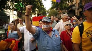 Un grup de persones es manifesten a favor de la República i en contra de la Monarquia al centre de Madrid.