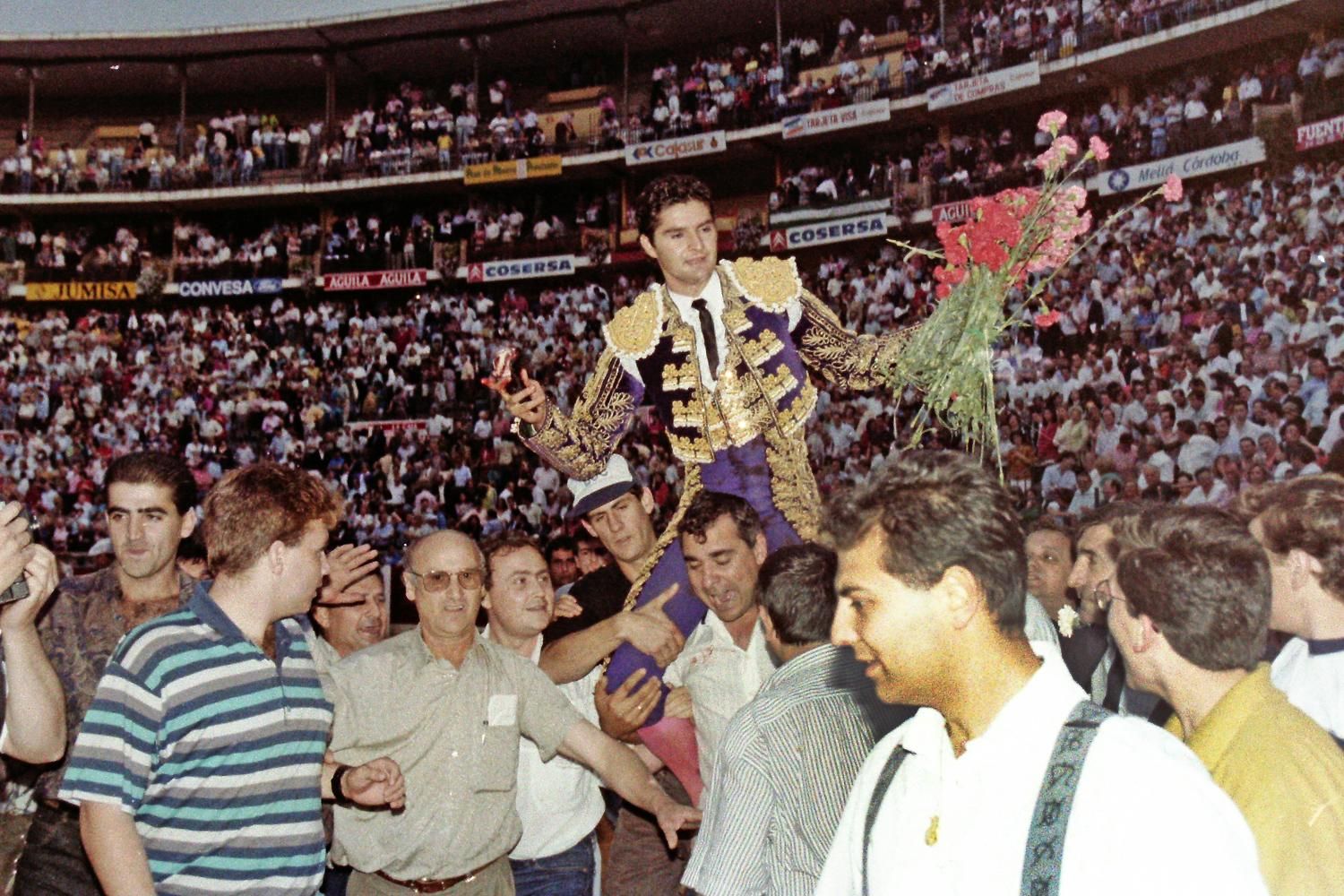 Chiquilín abandona a hombros el ruedo tras la brillante corrida en la que se doctoró como torero.