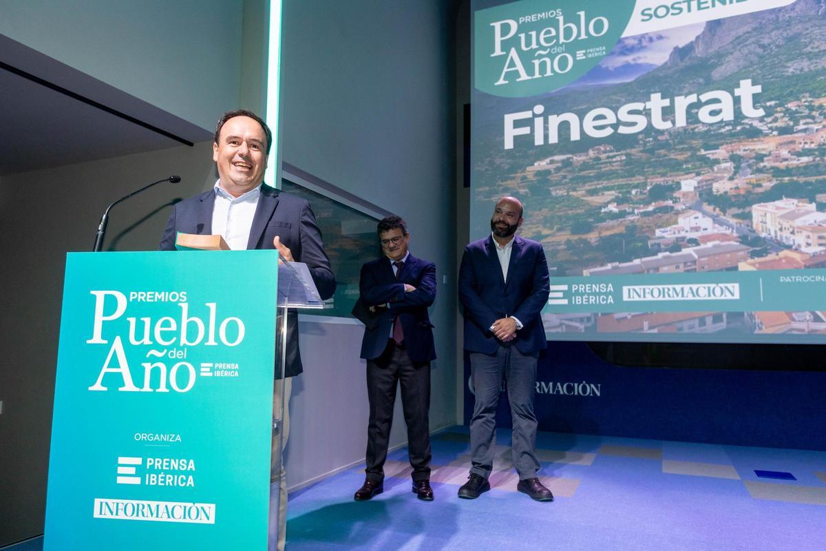 Juan Francisco Pérez, alcalde de Finestrat, recibiendo el premio.