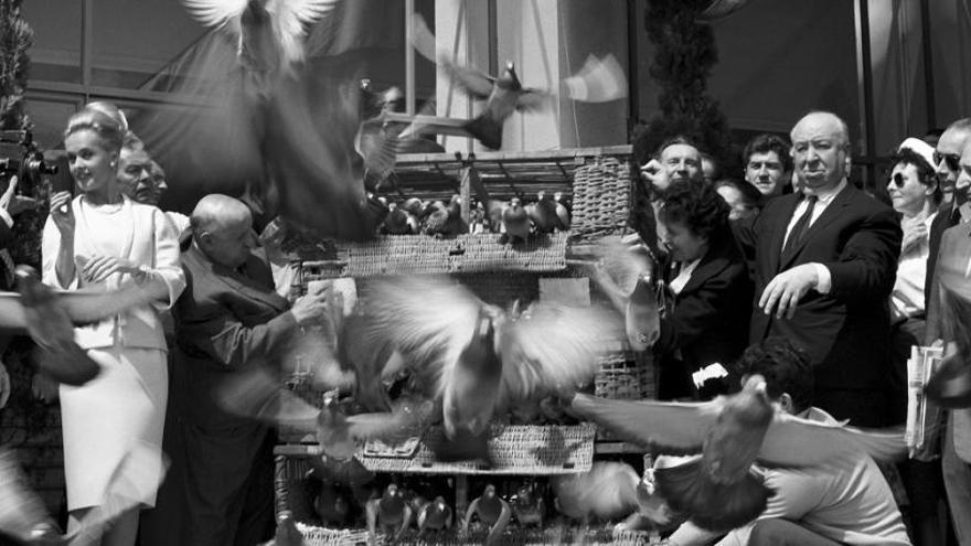 Alfred Hitchcock presentando &#039;Los pájaros&#039; en Cannes.