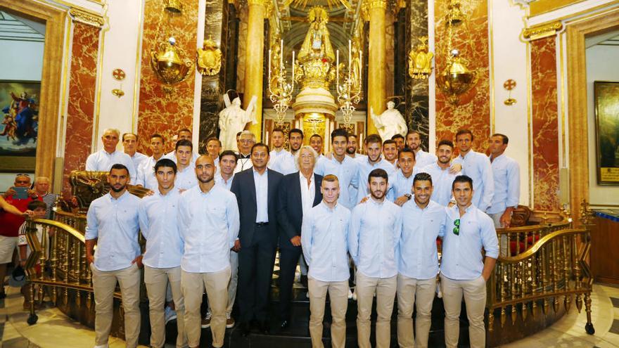 El Valencia CF realiza la tradicional ofrenda a la Mare de Déu dels Desemparats