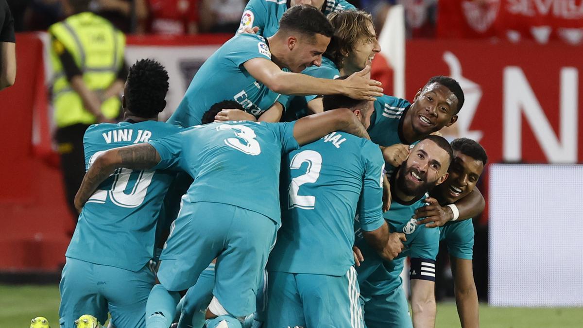 Los jugadores del Real Madrid celebran el gol de Benzema al Sevilla.