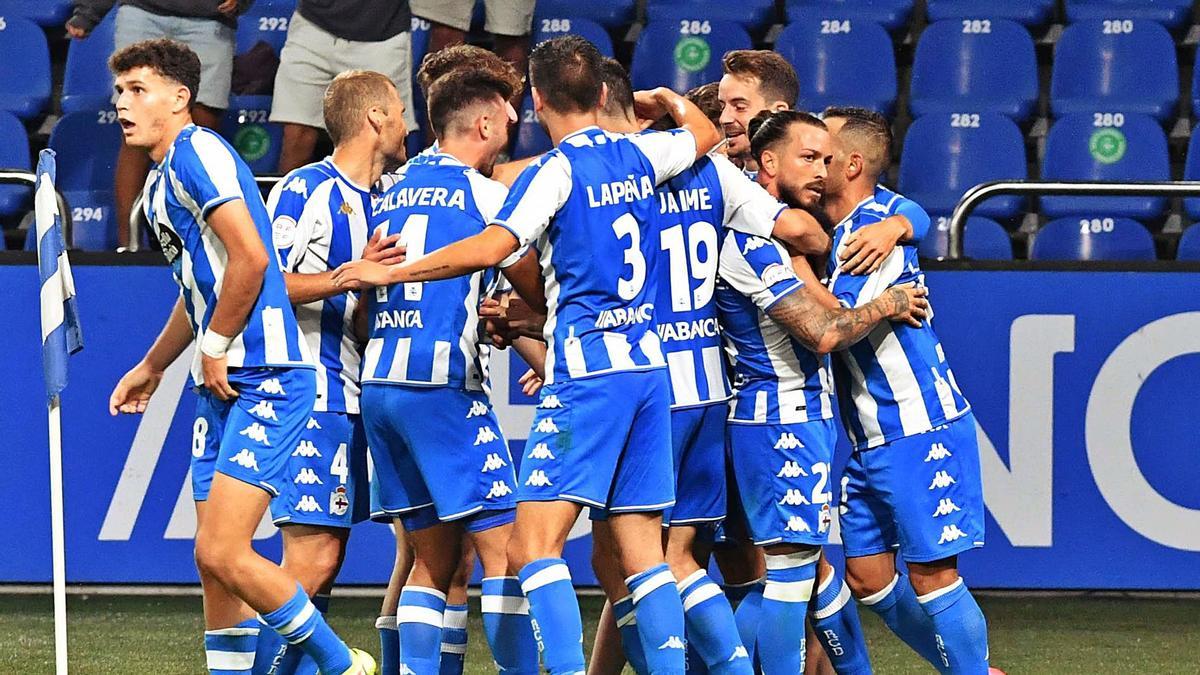 Los futbolistas del Deportivo celebran uno de los cinco goles del pasado domingo al Celta B en Riazor. |  // VÍCTOR ECHAVE