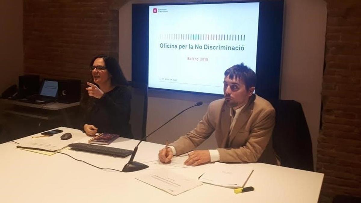 Alda Sanuy y Marc Serra, concejal de Derechos de Ciudadanía, en la rueda de prensa.