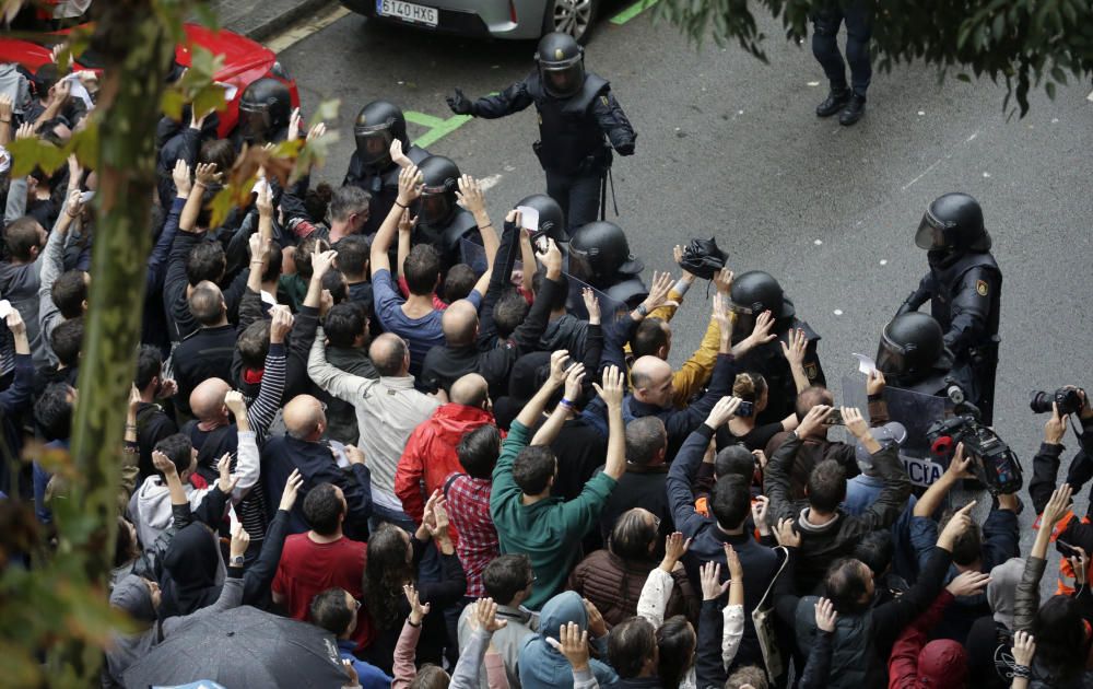 La Policía Nacional impide el paso de los manifestantes con un cordón de seguridad.