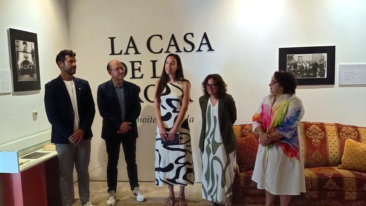 Anxo M. Lorenzo, segundo pola esquerda, e Chus Martínez, centro, na inauguración da exposición.
