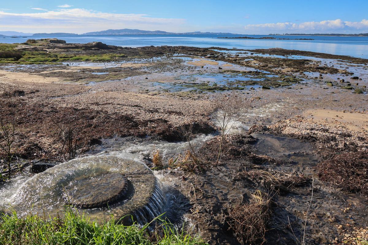 Vertido de la red de alcantarillado al mar en Vilanova de Arousa