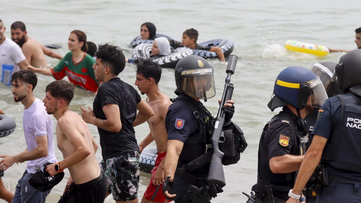 La policía sobrepasada por los cientos de migrantes que cruzan la frontera en Ceuta