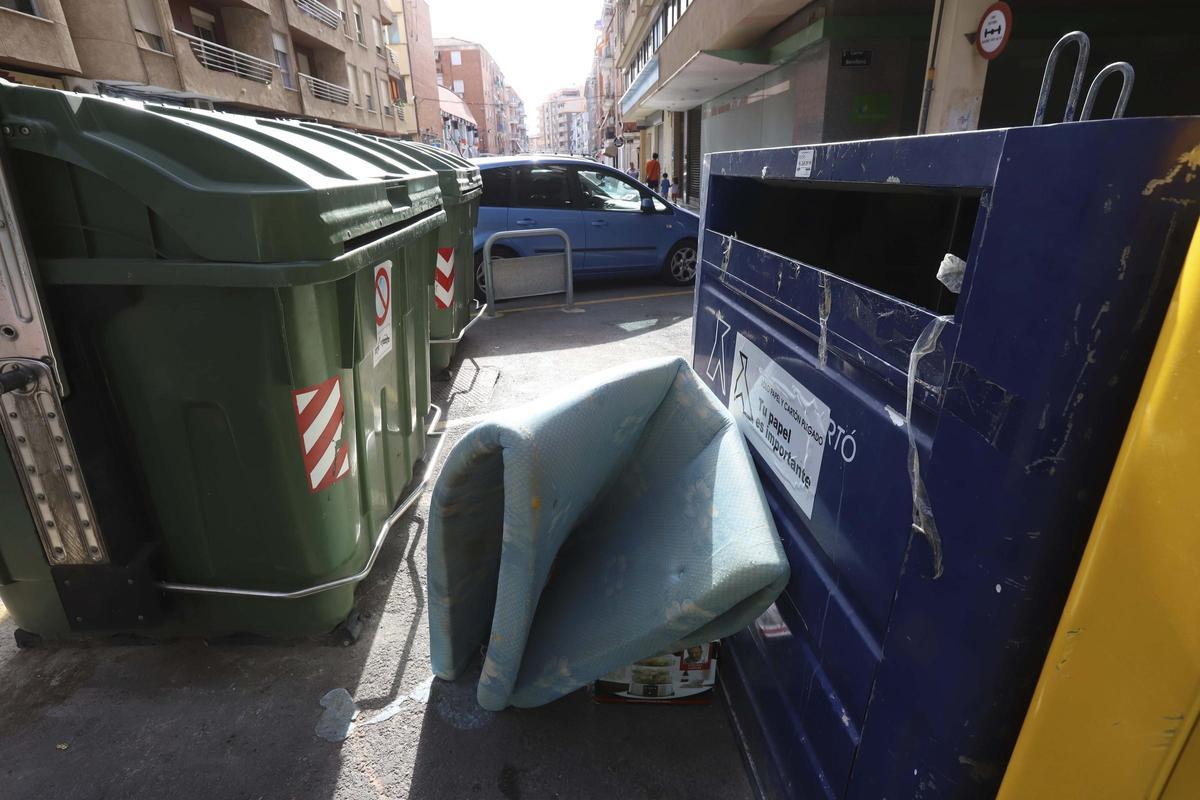 Contenedores en el núcleo histórico de Sagunt.