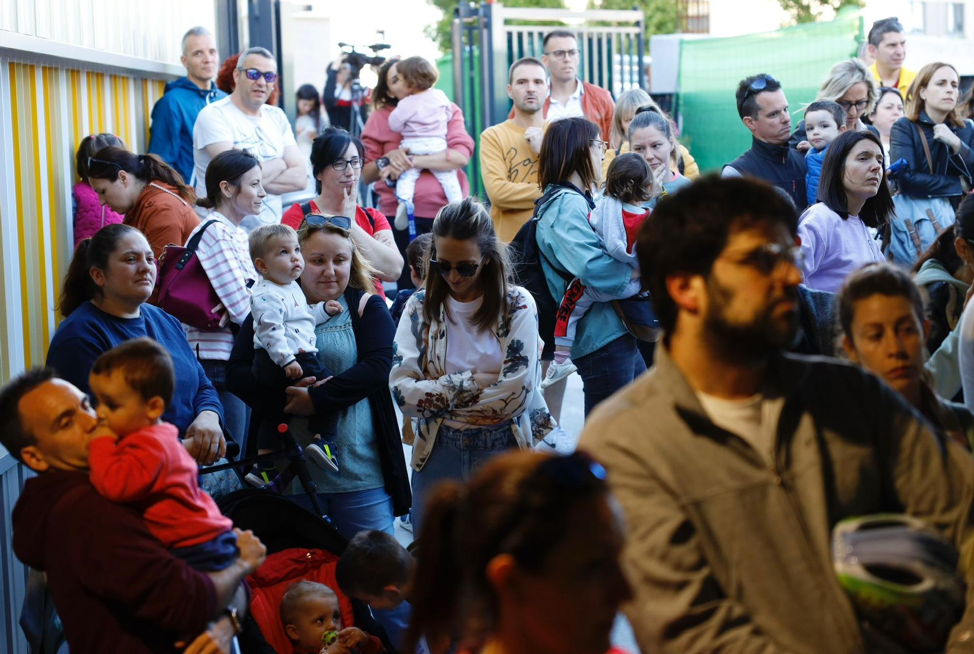 En imágenes | Las familias del Ana María Navales se encierran en protesta por el estado del centro