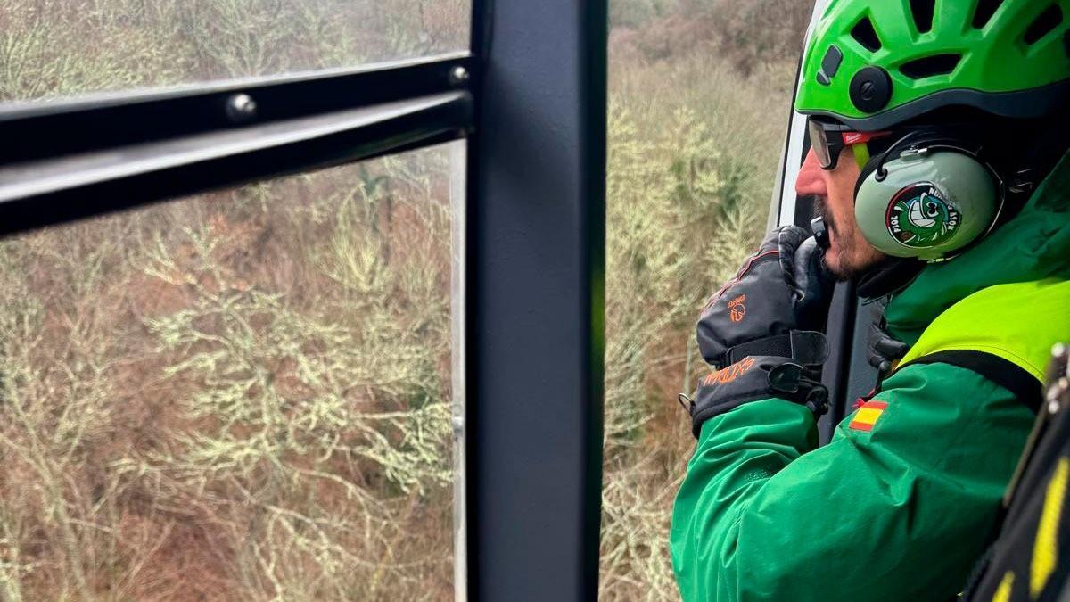 Un agente de la Guardia Civil durante la búsqueda en Cangas del Narcea