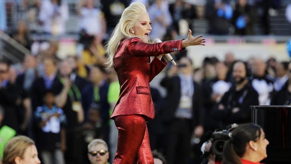 Lady Gaga cantando el himno de EEUU en la Super Bowl 50