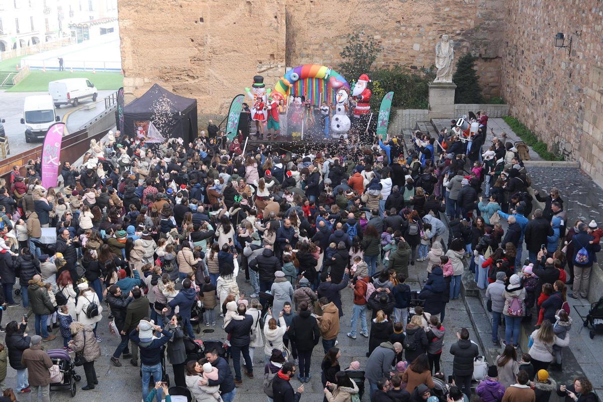 Los niños de Cáceres celebran el año nuevo con música y gominolas en lugar de uvas Los niños de Cáceres celebran el año nuevo con música y gominolas en lugar de uvas
