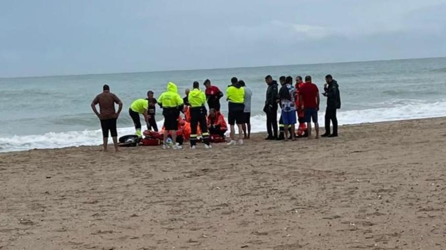 Miembros de los equipos de rescate intentan reanimar al joven en la playa del Saler. | LEVANTE-EMV
