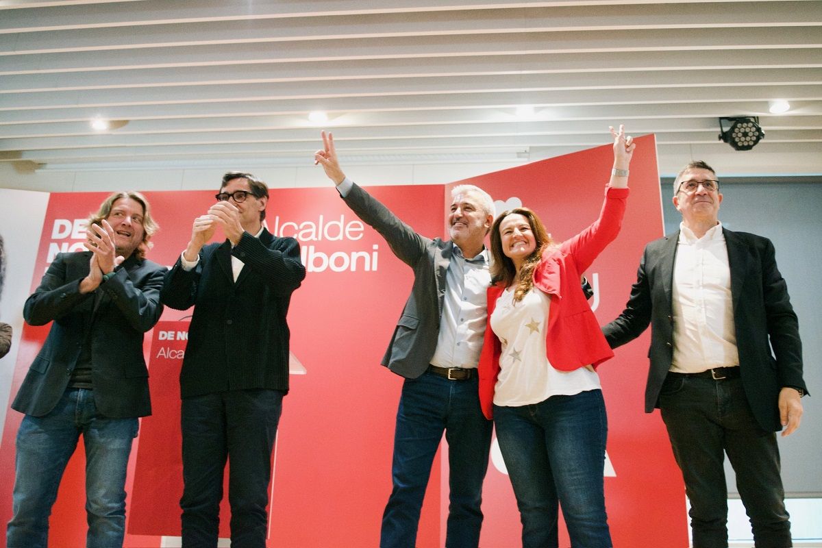 El alcaldable del PSC, Jaume Collboni, con el portavoz del PSOE, Patxi López, y Salvador Illa